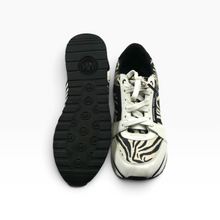 Cargar imagen en el visor de la galería, Tenis Michael Kors para uso casual, Materiales mixtos con estampado animal, color Blanco y negro, talla 23 MX, Con estampados de cebra y leopardo, Con detalles visibles | Segunda mano