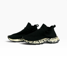 Load image into Gallery viewer, Tenis Zara para uso casual y urbano, Tejido técnico elástico, color Negro, talla 23.5 MX, Con diseño slip-on y suela estampada de cebra, Con detalles visibles | Segunda mano