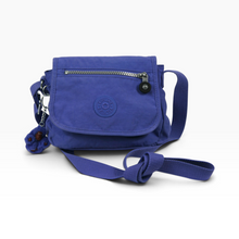 Load image into Gallery viewer, Bolsa crossbody Kipling Sabian para uso diario y viaje, Textil ligero, color Azul violeta, Tamaño mini de 2 litros, Con solapa, bolsillo frontal y llavero de mono, Buen estado | Segunda mano