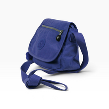 Load image into Gallery viewer, Bolsa crossbody Kipling Sabian para uso diario y viaje, Textil ligero, color Azul violeta, Tamaño mini de 2 litros, Con solapa, bolsillo frontal y llavero de mono, Buen estado | Segunda mano