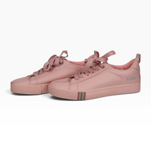 Cargar imagen en el visor de la galería, Tenis K-Swiss para Uso casual y Estilo urbano, Material sintético, color Rosa, talla 24 MX, Diseño monocromático y plataforma baja, Con detalles | Segunda mano