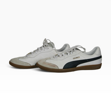 Cargar imagen en el visor de la galería, Tenis Puma KING 21 IT para Fútbol de salón y Uso casual, Material sintético con refuerzo de gamuza, color Blanco y Negro, talla 30 MX, Suela de goma y cierre con agujetas, Con detalles | Segunda mano