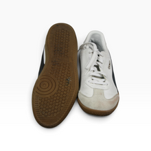 Cargar imagen en el visor de la galería, Tenis Puma KING 21 IT para Fútbol de salón y Uso casual, Material sintético con refuerzo de gamuza, color Blanco y Negro, talla 30 MX, Suela de goma y cierre con agujetas, Con detalles | Segunda mano