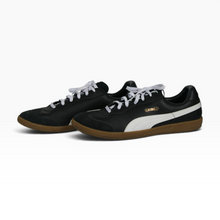 Cargar imagen en el visor de la galería, Tenis Puma KING 21 IT para Fútbol de salón y Uso casual, Piel sintética con refuerzo de gamuza, color Negro y Blanco, talla 30 MX, Suela de goma y cierre con agujetas, Buen estado | Segunda mano