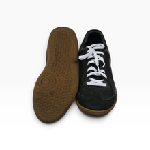 Cargar imagen en el visor de la galería, Tenis Puma KING 21 IT para Fútbol de salón y Uso casual, Piel sintética con refuerzo de gamuza, color Negro y Blanco, talla 30 MX, Suela de goma y cierre con agujetas, Buen estado | Segunda mano