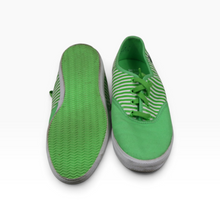 Cargar imagen en el visor de la galería, Tenis de Lona Lacoste para Mujer, Diseño Verde y Blanco a Rayas, Talla 23, Cordones y Suela de Goma, Estado usado | Segunda mano