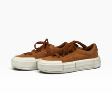 Cargar imagen en el visor de la galería, Tenis Converse de Gamuza para Uso Casual, color Café Cognac, Talla 23.5, Suela Gruesa Blanca | Segunda mano