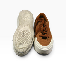 Cargar imagen en el visor de la galería, Tenis Converse de Gamuza para Uso Casual, color Café Cognac, Talla 23.5, Suela Gruesa Blanca | Segunda mano