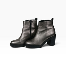 Load image into Gallery viewer, Botines Westies para Mujer, Acabado Metálico color Gris Plomo, Talla 24, Tacón de Bloque y Cierre Lateral | Segunda mano