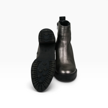 Load image into Gallery viewer, Botines Westies para Mujer, Acabado Metálico color Gris Plomo, Talla 24, Tacón de Bloque y Cierre Lateral | Segunda mano