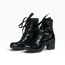 Load image into Gallery viewer, Botines Flexi para Mujer, Acabado Brillante color Negro, Talla 24, Agujetas, Cierre Lateral y Tacón de Bloque | Segunda mano