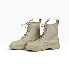 Cargar imagen en el visor de la galería, Botas H&amp;M Estilo Militar para Mujer, color Beige Crema, Talla 25, Agujetas y Suela Gruesa Dentada | Segunda mano