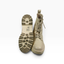 Cargar imagen en el visor de la galería, Botas H&amp;M Estilo Militar para Mujer, color Beige Crema, Talla 25, Agujetas y Suela Gruesa Dentada | Segunda mano