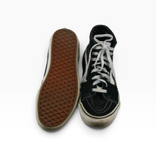 Load image into Gallery viewer, Tenis Vans Sk8-Hi de Bota para Uso Casual, color Negro y Blanco, Talla 24, Agujetas y Franja Lateral | Segunda mano