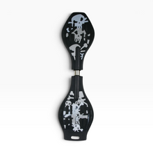 Cargar imagen en el visor de la galería, Patineta Waveboard de Dos Ruedas para Uso Recreativo, color Negro con Diseño de Calaveras y Plataforma Articulada | Segunda mano