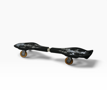Cargar imagen en el visor de la galería, Patineta Waveboard de Dos Ruedas para Uso Recreativo, color Negro con Diseño de Calaveras y Plataforma Articulada | Segunda mano