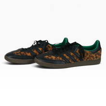 Cargar imagen en el visor de la galería, Tenis con Logotipo Adidas Tipo Samba OG, Estampado de Leopardo, Talla 26, Detalles Negros y Suela de Goma | Segunda mano