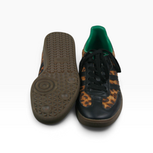 Cargar imagen en el visor de la galería, Tenis con Logotipo Adidas Tipo Samba OG, Estampado de Leopardo, Talla 26, Detalles Negros y Suela de Goma | Segunda mano