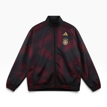 Load image into Gallery viewer, Chamarra Reversible Adidas de la Selección de Alemania 2024–25, color Negro y Vino, Talla L, Escudo DFB y Cierre Frontal | Segunda mano