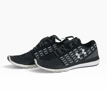 Load image into Gallery viewer, Tenis Under Armour para Entrenamiento, Tejido color Negro, Talla 28, Diseño Transpirable y Suela Blanca | Segunda mano