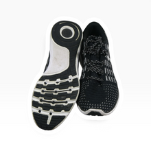 Load image into Gallery viewer, Tenis Under Armour para Entrenamiento, Tejido color Negro, Talla 28, Diseño Transpirable y Suela Blanca | Segunda mano