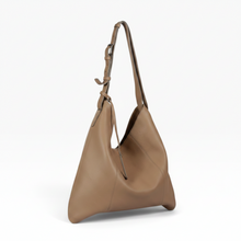 Cargar imagen en el visor de la galería, Bolsa Hobo Adolfo Domínguez para Mujer, color Camel, Textura Granulada y Asa Ajustable con Desgaste | Segunda mano