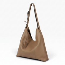 Cargar imagen en el visor de la galería, Bolsa Hobo Adolfo Domínguez para Mujer, color Camel, Textura Granulada y Asa Ajustable con Desgaste | Segunda mano