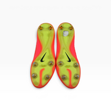 Load image into Gallery viewer, Tacos Nike Hypervenom para Futbol, color Rosa Neón con Verde, Talla 27 y Suela para Terreno Blando | Segunda mano