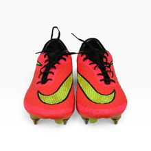 Load image into Gallery viewer, Tacos Nike Hypervenom para Futbol, color Rosa Neón con Verde, Talla 27 y Suela para Terreno Blando | Segunda mano