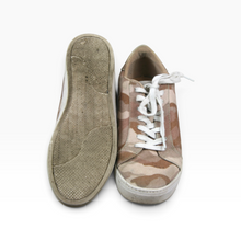 Cargar imagen en el visor de la galería, Tenis Steve Madden para Mujer, Estampado Camuflaje en Tonos Rosa, Talla 25 y Exterior de Lona | Segunda mano
