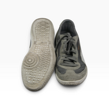 Load image into Gallery viewer, Tenis Puma Super Liga de Estilo Retro, color Gris y Negro, Talla 28.5, Detalles de Gamuza | Segunda mano
