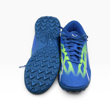 Load image into Gallery viewer, Tenis Puma para Futbol Rápido, color Azul con Verde Neón, Talla 24.5 y Suela Multitaco | Segunda mano