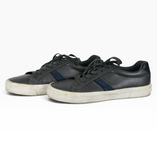 Load image into Gallery viewer, Tenis NAUTICA Casuales color Gris Oscuro, Talla 26, Detalle Azul Marino y Suela Blanca | Segunda mano