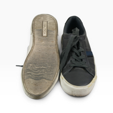 Load image into Gallery viewer, Tenis NAUTICA Casuales color Gris Oscuro, Talla 26, Detalle Azul Marino y Suela Blanca | Segunda mano