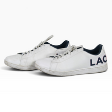 Load image into Gallery viewer, Tenis LACOSTE Casuales color Blanco, Talla 26, Letras LAC Azul Marino y Rojo | Segunda mano