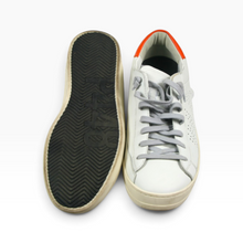 Cargar imagen en el visor de la galería, Tenis P448 Casuales color Blanco, Talla 28, Talón Naranja y Suela Envejecida | Segunda mano