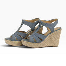 Cargar imagen en el visor de la galería, Sandalias Michael Kors color Azul Mezclilla, Talla 23.5, Tacón de Cuña y Cremallera Frontal | Segunda mano