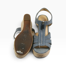 Cargar imagen en el visor de la galería, Sandalias Michael Kors color Azul Mezclilla, Talla 23.5, Tacón de Cuña y Cremallera Frontal | Segunda mano