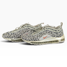 Load image into Gallery viewer, Tenis Nike color Crema con Estampado de Leopardo, Talla 25, Detalles Naranja y Suela con Cámara Visible | Segunda mano