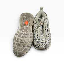 Load image into Gallery viewer, Tenis Nike color Crema con Estampado de Leopardo, Talla 25, Detalles Naranja y Suela con Cámara Visible | Segunda mano