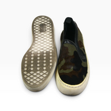 Cargar imagen en el visor de la galería, Tenis ZARA Tipo Slip-On con Diseño de Camuflaje, Talla 26, Ribetes Negros y Suela Clara | Segunda mano