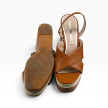 Cargar imagen en el visor de la galería, Sandalias ZARA para Mujer color Camel, Talla 24.5, Plataforma de Cuña y Tiras Cruzadas | Segunda mano