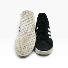 Load image into Gallery viewer, Tenis Adidas Casuales color Negro con Franjas Blancas, Talla 24.5 y Ajuste de Agujetas | Segunda mano