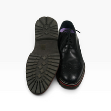 Cargar imagen en el visor de la galería, Zapatos IMASHI color Negro, Talla 26, Diseño con Perforaciones y Detalle Rojo en la Suela | Segunda mano