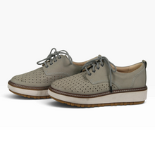 Cargar imagen en el visor de la galería, Zapatos Clanks color Gris Beige, Talla 25, Diseño Perforado y Suela Gruesa Blanca | Segunda mano