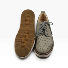 Cargar imagen en el visor de la galería, Zapatos Clanks color Gris Beige, Talla 25, Diseño Perforado y Suela Gruesa Blanca | Segunda mano