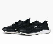 Cargar imagen en el visor de la galería, Tenis FILA color Negro con Suela Blanca, Talla 26, Exterior de Malla y Ajuste con Agujetas | Segunda mano