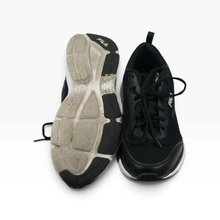 Cargar imagen en el visor de la galería, Tenis FILA color Negro con Suela Blanca, Talla 26, Exterior de Malla y Ajuste con Agujetas | Segunda mano