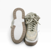 Cargar imagen en el visor de la galería, Tenis BELINDA color Beige, Talla 24, Caña Alta, Aplicaciones Brillantes y Suela de Plataforma | Segunda mano