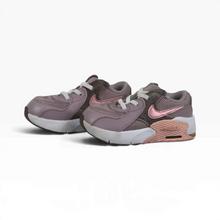 Cargar imagen en el visor de la galería, Tenis Nike Infantiles color Malva y Gris con Detalles Rosas, Talla 13 y Ajuste con Agujetas | Segunda mano